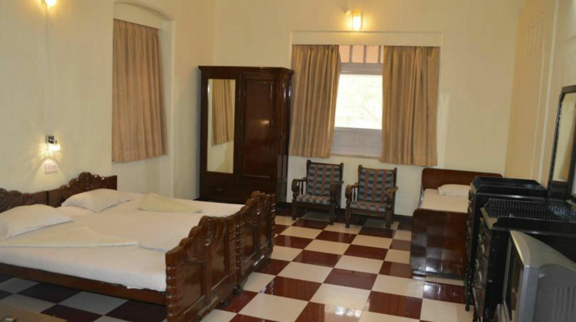 Bentleys Hotel Mumbai Exterior foto